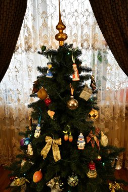 Yeni yıl, ağaç. Noel ağacı, şehirde bir dairede Noel oyuncakları ve çelenkler.