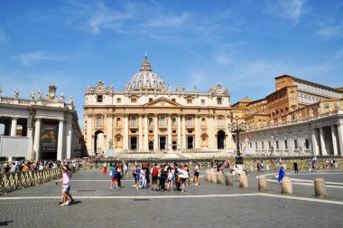 Vatikan 'daki St. Peter Meydanı' nda bir turist. St. Paul Katedrali. - Evet. 14 Haziran 2019. Vatikan. İtalya.