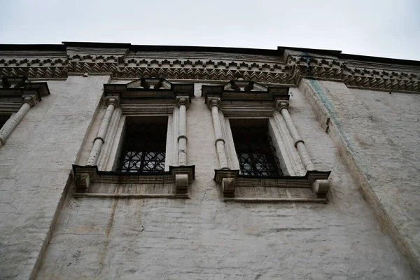 Deux Fenêtres Avec Barres Métalliques Mur Ancien Monastère Gravure Sur — Photo