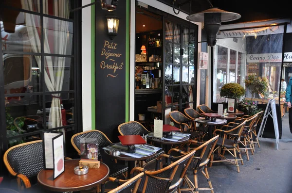 Paris 'teki şehir kafesi. Kafede boş masalar, ziyaretçi yok. 19 Eylül 2018 Paris, Fransa
