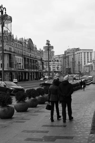 Moskovskaya Caddesi Nin Siyah Beyaz Fotoğrafı Nsanlar Sokakta Yürüyorlar Şubat — Stok fotoğraf