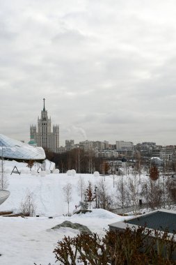 Zaryadye Parkı 'ndan Panorama. Yüksek katlı bir bina manzarası. Şehrin kış manzarası.