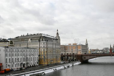 Nehir ve Balchug otel binasının panoramik manzarası. 11.02.2022 Moskova, Rusya.