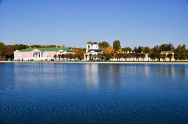 Kuskovo binalarının panoraması. Büyük bir göletin sakin suları.