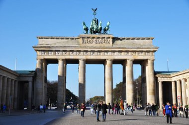 Berlin Panoraması, Brandenburg Kapısı. Meydanda büyük bir grup insan. 10 / 30 / 2013, Berlin, Almanya.