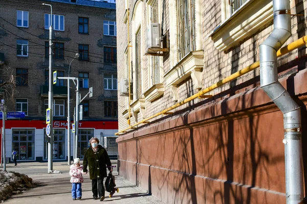 Пожилая Женщина Бабушка Идет Улице Своей Внучкой 2022 Москва Россия — стоковое фото