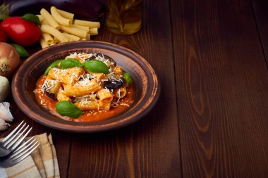 Patlıcanlı ricotta soslu pasta alla norma Kopya uzayı