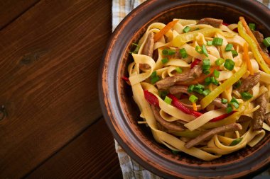 Tsuivan geleneksel et sebzeli Moğol yemeği ev yapımı makarna ahşap arka plan fotokopi alanı düzlüğü