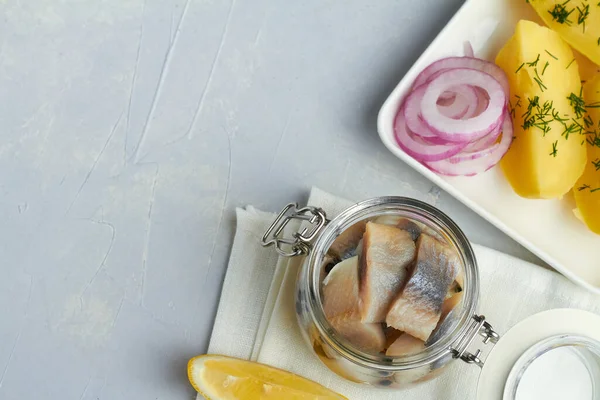 Filete Salado Arenque Frasco Vidrio Con Cebolla Roja Patata — Foto de Stock