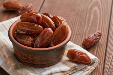 Kahverengi arka planda bir kasede yemek yiyor.