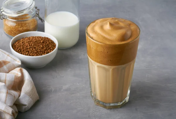 Dalgona Kaffee Glas Zutaten Milch Instant Kaffee Brauner Zucker — Stockfoto