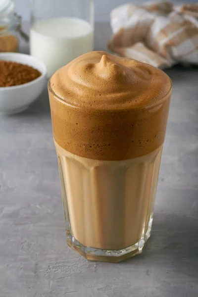 Dalgona Kaffee Glas Zutaten Milch Instant Kaffee Brauner Zucker Vertikal — Stockfoto