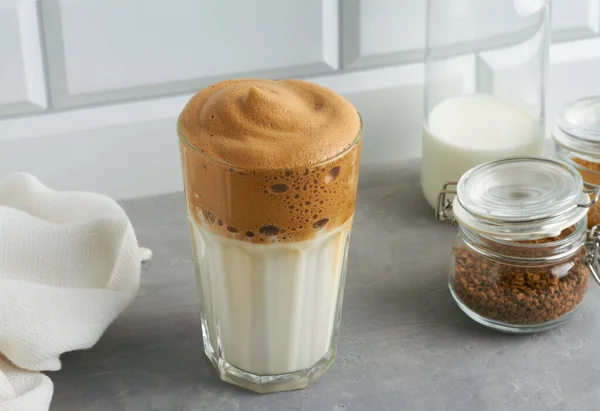 Dalgona Καφέ Ένα Ποτήρι Συστατικά Γάλα Στιγμιαίο Καφέ Καστανή Ζάχαρη — Φωτογραφία Αρχείου