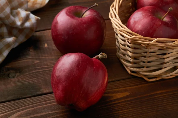 Rote Köstliche Äpfel Korb Braunen Hintergrund — Stockfoto