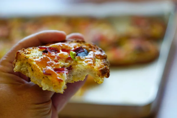 Zelfgemaakte Ontbijt Pizza Close Uitzicht Met Ondiepe Diepte Van Het — Stockfoto