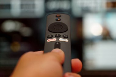 30 Eylül 2021 Eskisehir Türkiye. Netflix ve Amazon asal düğmeleri olan insan elinde sığ alan derinliği olan uzaktan kumanda