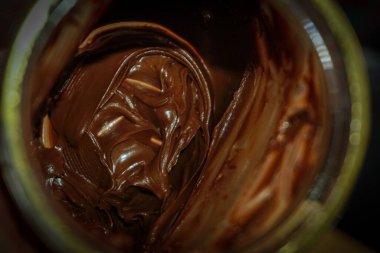 Boş fındık kreması kavanozu. Yakından bak.