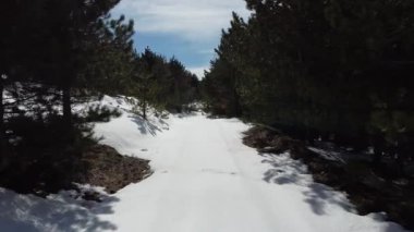 Drone karlı dağların üzerinde süpürge gibi süzülüyor.