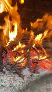 Dikey odaklı görüntülü şömine