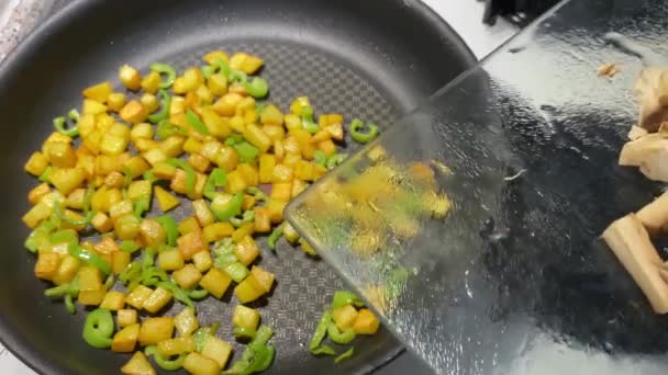 用平底锅里的炒鸡蛋配制麝香和土豆 — 图库视频影像