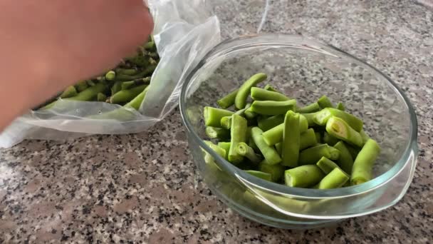 Mujer Rebanando Habas Olla Cristal Cocina — Vídeo de stock