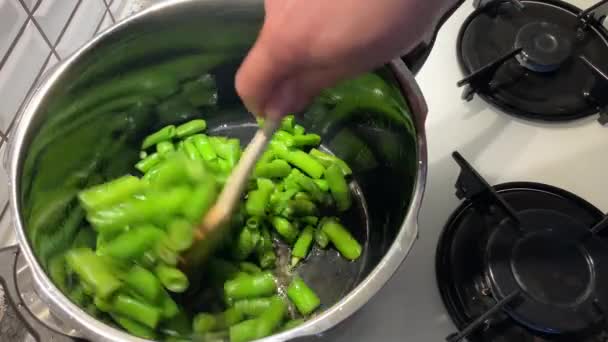 부엌의 프라이팬에서 식탁용 요리하는 모습을 가까이 살펴봄 — 비디오