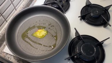 Mantar ve patatesi yakın çekimde çırpılmış yumurtayla hazırlıyorum.