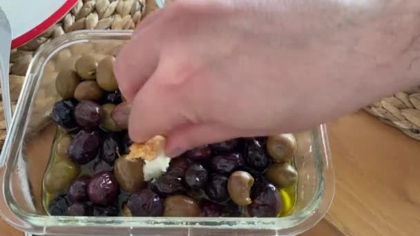 Blötlägg Bröd Till Olivolja Äta Frukost — Stockvideo