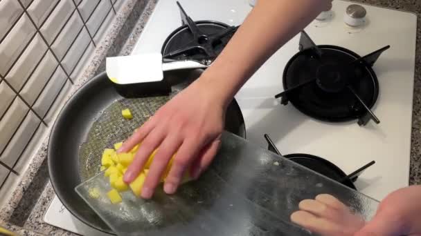 用平底锅里的炒鸡蛋配制麝香和土豆 — 图库视频影像