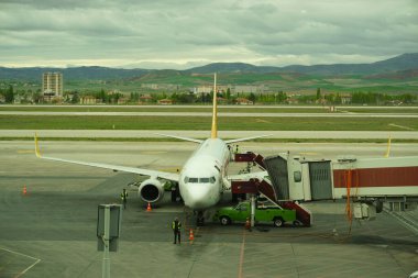 7 Mayıs 2022 Ankara Türkiye. Esenboga havaalanında rampası olan Pegasus Havayolları uçağına binmek üzere.