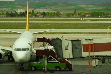 7 Mayıs 2022 Ankara Türkiye. Esenboga havaalanında rampası olan Pegasus Havayolları uçağına binmek üzere.