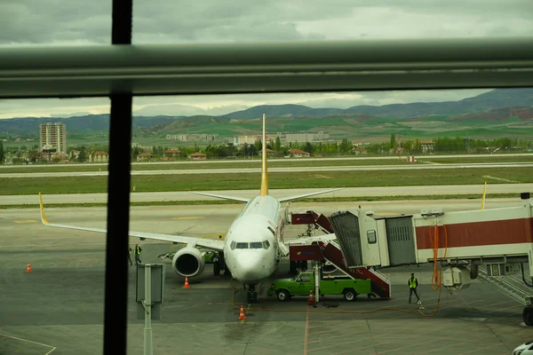 2022年5月7日土耳其安卡拉 Esenboga机场有坡道的Pegasus航空公司飞机登机 — 图库照片
