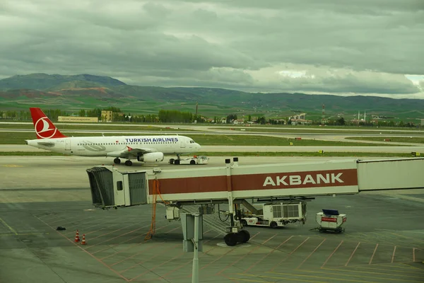 2022年5月7日土耳其安卡拉 Esenboga机场的Pegasus航空公司飞机登机 — 图库照片