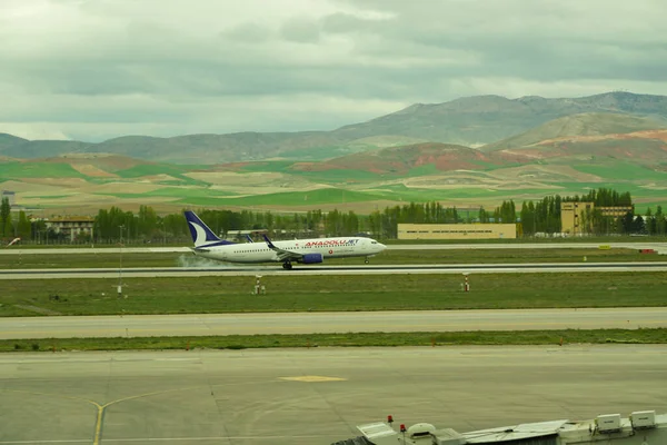2022年5月7日土耳其安卡拉 Anadolu喷气式飞机带着吸烟轮胎在埃森博加机场降落 — 图库照片