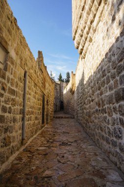 Artuklu Mardin, Türkiye 7 Mayıs 2022 Mardin manzarası, gün batımında Ulu Cami 'nin minaresi, aynı zamanda Mardin Büyük Camii olarak da bilinir.