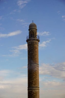 Artuklu Mardin, Türkiye 7 Mayıs 2022 Mardin manzarası, gün batımında Ulu Cami 'nin minaresi, aynı zamanda Mardin Büyük Camii olarak da bilinir.