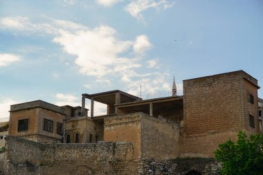 Artuklu Mardin, Türkiye 7 Mayıs 2022 Mardin manzarası, gün batımında Ulu Cami 'nin minaresi, aynı zamanda Mardin Büyük Camii olarak da bilinir.