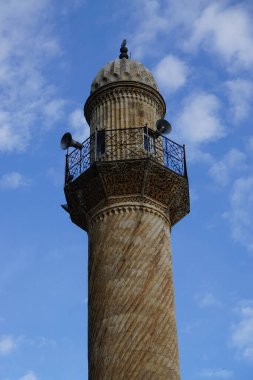Artuklu Mardin, Türkiye 7 Mayıs 2022 Mardin manzarası, gün batımında Ulu Cami 'nin minaresi, aynı zamanda Mardin Büyük Camii olarak da bilinir.