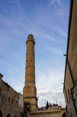 Artuklu Mardin, Türkiye 7 Mayıs 2022 Mardin manzarası, gün batımında Ulu Cami 'nin minaresi, aynı zamanda Mardin Büyük Camii olarak da bilinir.