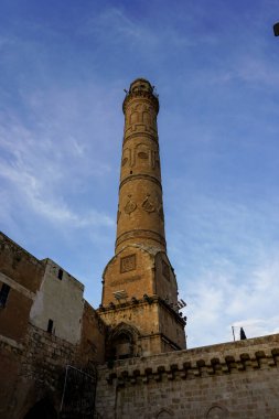 Artuklu Mardin, Türkiye 7 Mayıs 2022 Mardin manzarası, gün batımında Ulu Cami 'nin minaresi, aynı zamanda Mardin Büyük Camii olarak da bilinir.