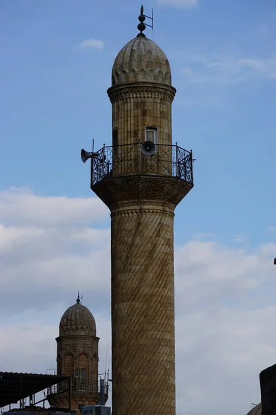 2022年5月7日 土耳其阿尔图克鲁 马尔丁 日落时的马尔丁景观 与乌卢 卡米尖塔 也被称为马尔丁大清真寺 — 图库照片