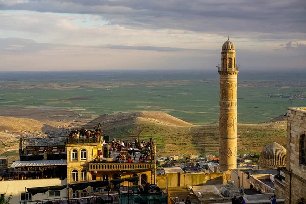 Artuklu Mardin, Türkiye 7 Mayıs 2022 Mardin manzarası, gün batımında Ulu Cami 'nin minaresi, aynı zamanda Mardin Büyük Camii olarak da bilinir.