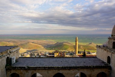 Artuklu Mardin, Türkiye 7 Mayıs 2022 Mardin manzarası, gün batımında Ulu Cami 'nin minaresi, aynı zamanda Mardin Büyük Camii olarak da bilinir.