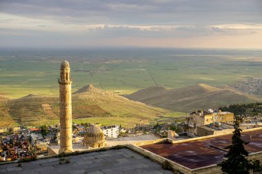 Artuklu Mardin, Türkiye 7 Mayıs 2022 Mardin manzarası, gün batımında Ulu Cami 'nin minaresi, aynı zamanda Mardin Büyük Camii olarak da bilinir.