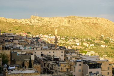 Artuklu Mardin, Türkiye 7 Mayıs 2022 Mardin manzarası, gün batımında Ulu Cami 'nin minaresi, aynı zamanda Mardin Büyük Camii olarak da bilinir.
