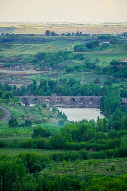 8 Mayıs 2022 Diyarbakır Türkiye. Diyarbakır 'ın Dicle nehri üzerindeki on gözlü köprü kent duvarlarından görülüyor