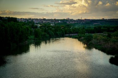 8 Mayıs 2022 Diyarbakır Türkiye. Diyarbakır 'da Dicle nehrinde on gözlü ongozlu köprüsü
