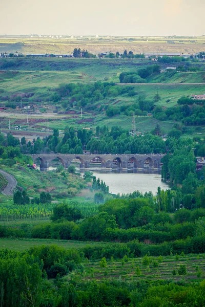 8 Mayıs 2022 Diyarbakır Türkiye. Diyarbakır 'ın Dicle nehri üzerindeki on gözlü köprü kent duvarlarından görülüyor