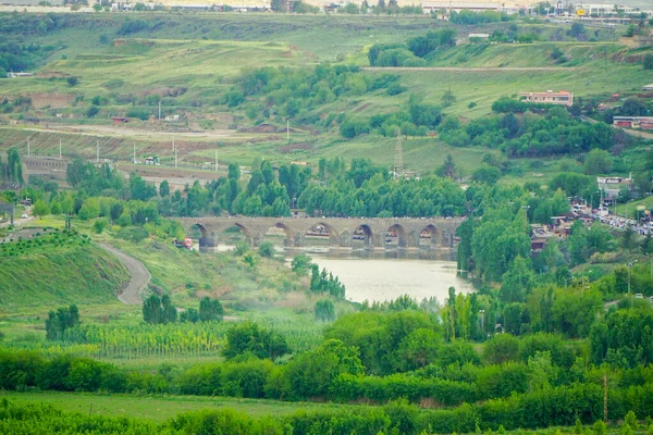 8 Mayıs 2022 Diyarbakır Türkiye. Diyarbakır 'ın Dicle nehri üzerindeki on gözlü köprü kent duvarlarından görülüyor