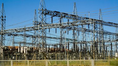 Elektrik dağıtım tesisi. Elektrik hatları yakın görünüyor.